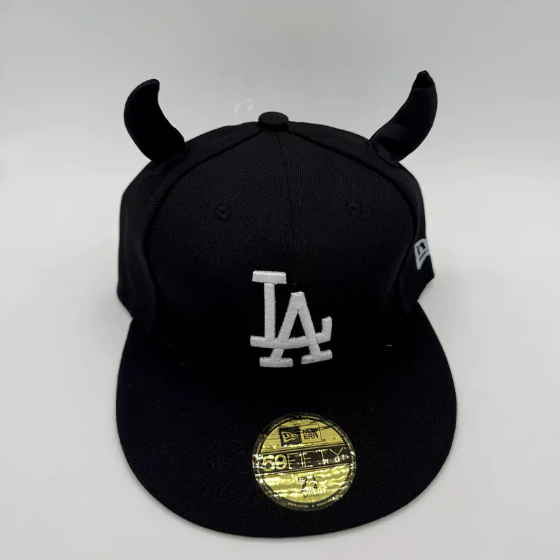 کلاه فیت بک La شاخ دار مشکی