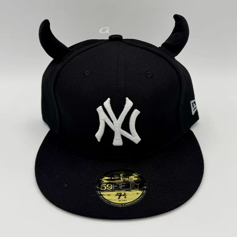 کلاه فیت بک Ny شاخ دار مشکی