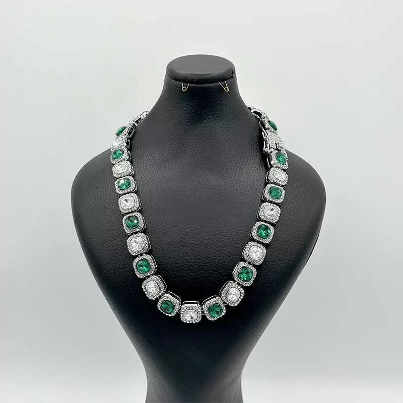 گردنبند چِین تنیسی رنگ سبز سفید